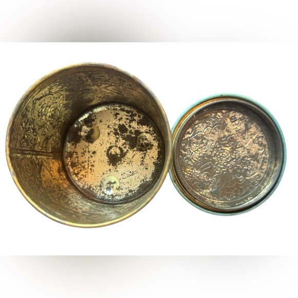 Lovely Vintage Daher Holland Embossed Round Canister Tin - Picture 11 of 14